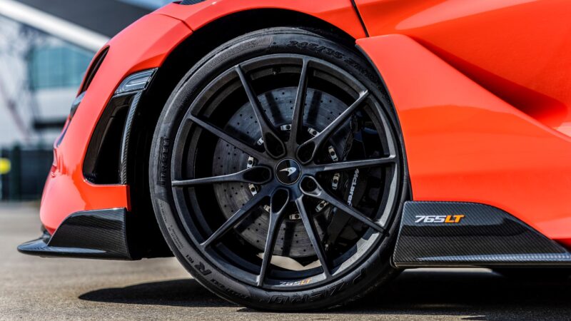 Bridgestone desenvolve especificação para a Maserati MC20 enquanto Pirelli equipa o McLaren 765LT!