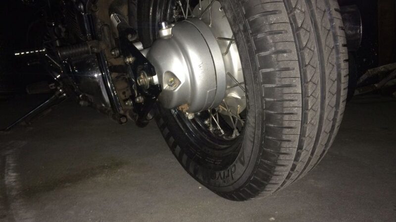 A perigosa prática de aplicar pneus de carros em motos