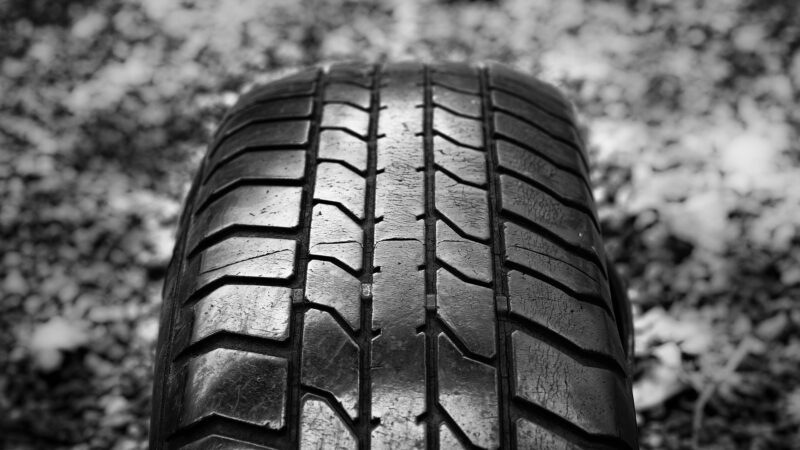 Como identificar se um pneu é simétrico, assimétrico ou direcional?
