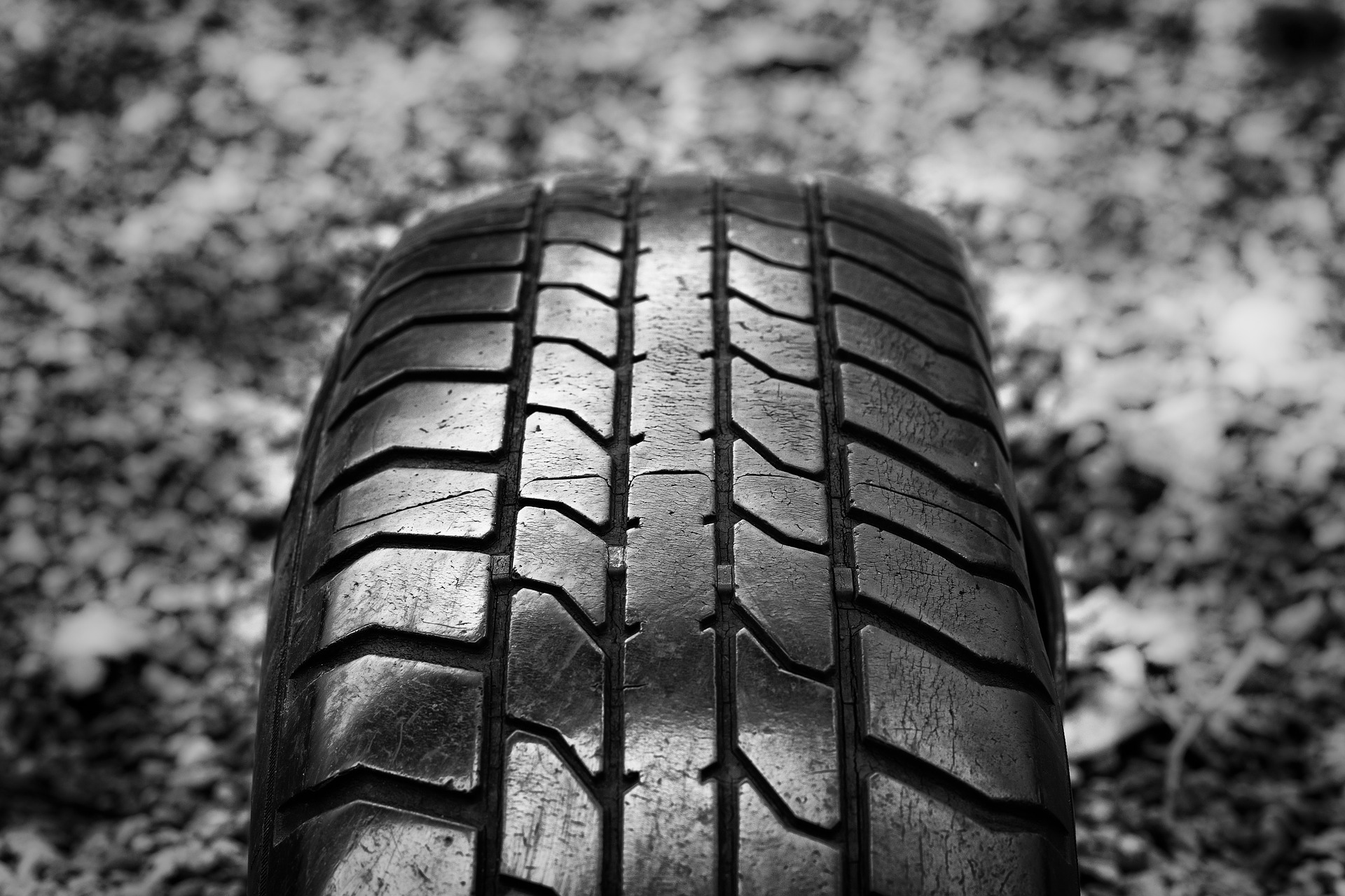 Como identificar se um pneu é simétrico, assimétrico ou direcional?