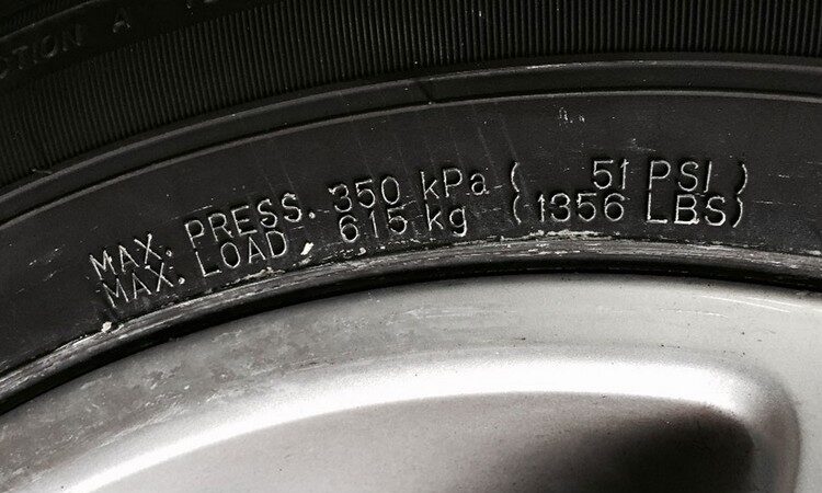 A pressão ideal do pneu vem escrita na sua lateral?