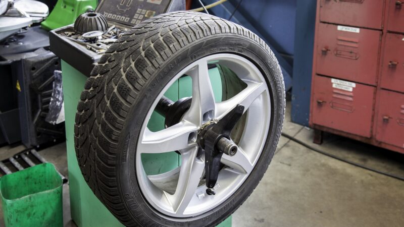 Ignorar problemas nos sistemas de suspensão e direção e aplicar pneus novos traz muita dor de cabeça