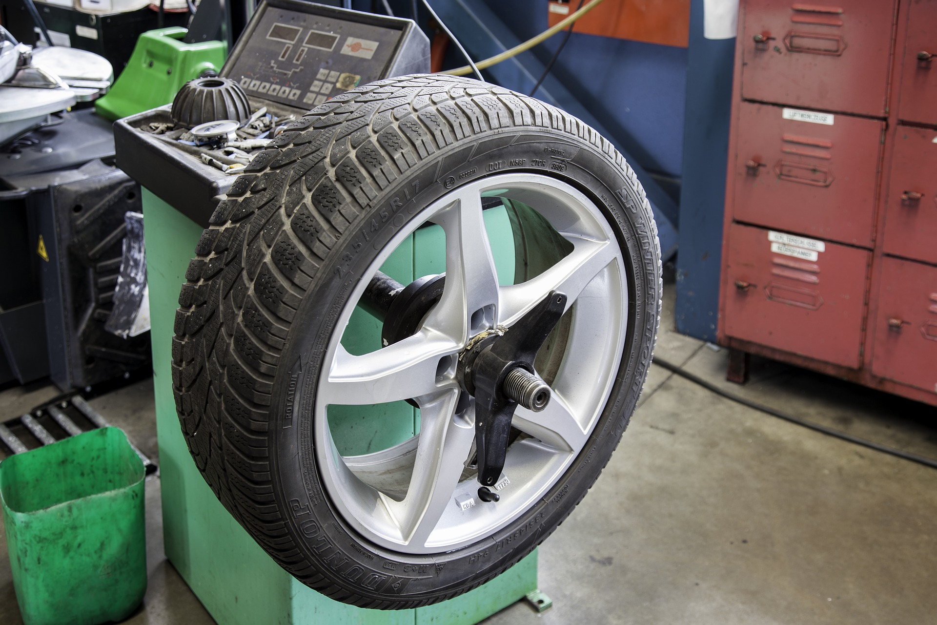 Ignorar problemas nos sistemas de suspensão e direção e aplicar pneus novos traz muita dor de cabeça