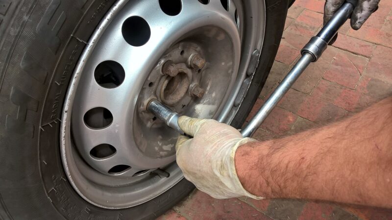 6 erros cometidos na hora da troca do pneu furado