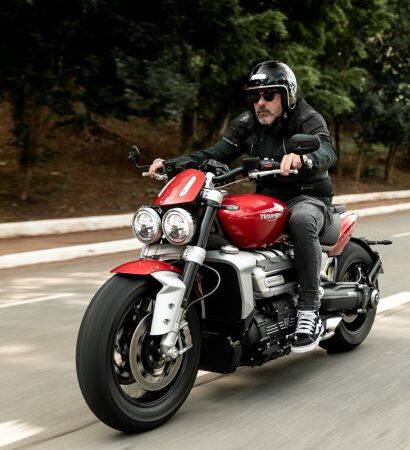 Conheça a Triumph Rocket 3 R, nova moto do chef Henrique Fogaça, embaixador da marca no Brasil