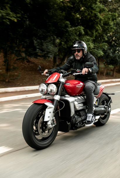 Conheça a Triumph Rocket 3 R, nova moto do chef Henrique Fogaça, embaixador da marca no Brasil