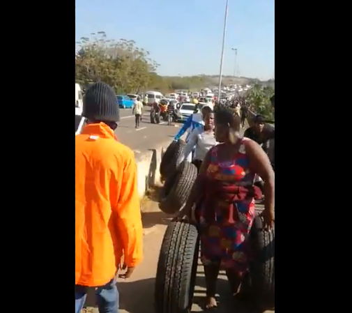 Vídeos: Armazém da Dunlop Tyres SA é saqueado durante protestos