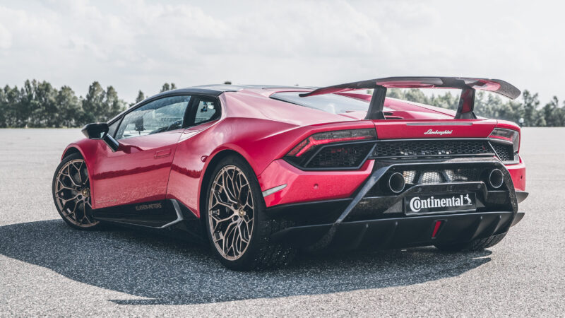 Depois de bater o recorde de velocidade em Papenburg, Alemanha, a Lamborghini Huracan Performance calçada com Continental SportContact 7 é apresentada em Essen