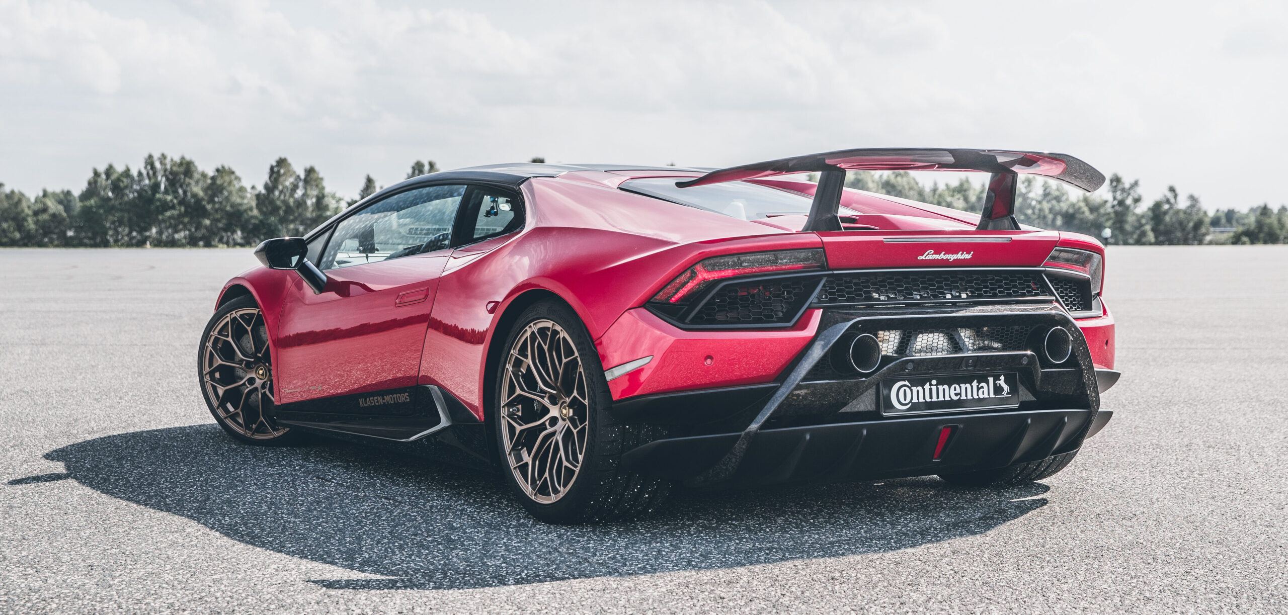 Depois de bater o recorde de velocidade em Papenburg, Alemanha, a Lamborghini Huracan Performance calçada com Continental SportContact 7 é apresentada em Essen