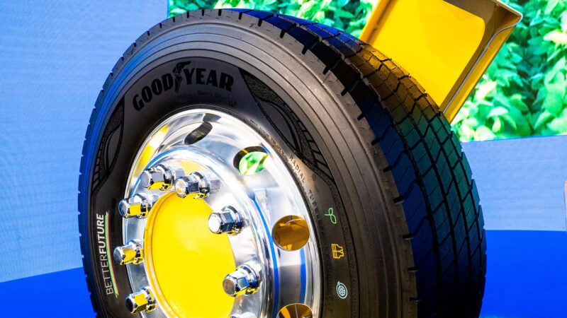 Goodyear apresenta pneu de caminhão que incorpora 63% de material sustentável na IAA Transportation 2022