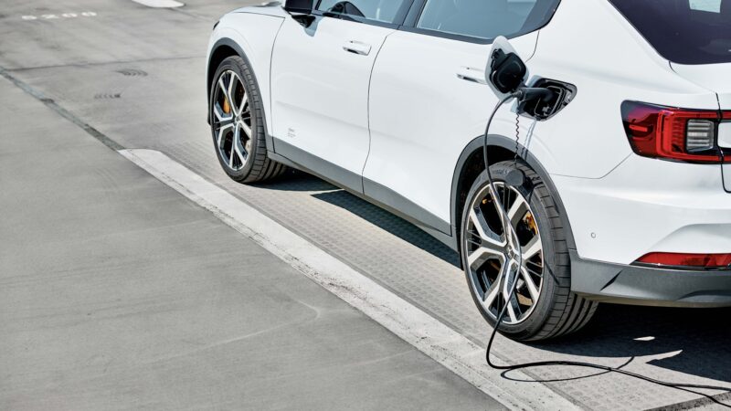 Por que não se deve usar pneus comuns em carros elétricos?