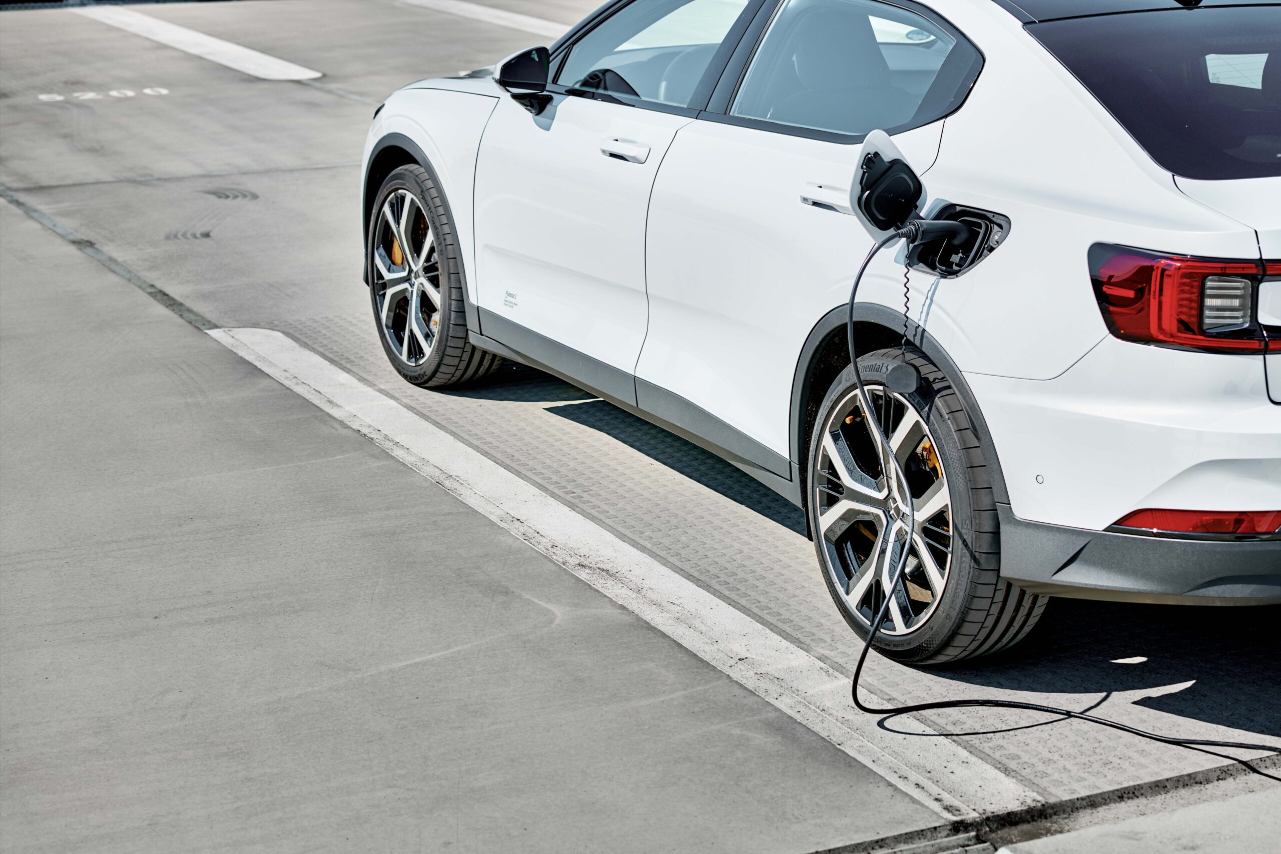 Por que não se deve usar pneus comuns em carros elétricos?