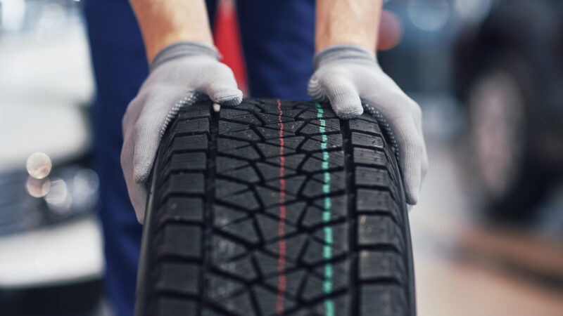 Carros e caminhões zero quilômetro devem ter o alinhamento dos pneus verificado desde o primeiro quilômetro para evitar desgastes irregulares