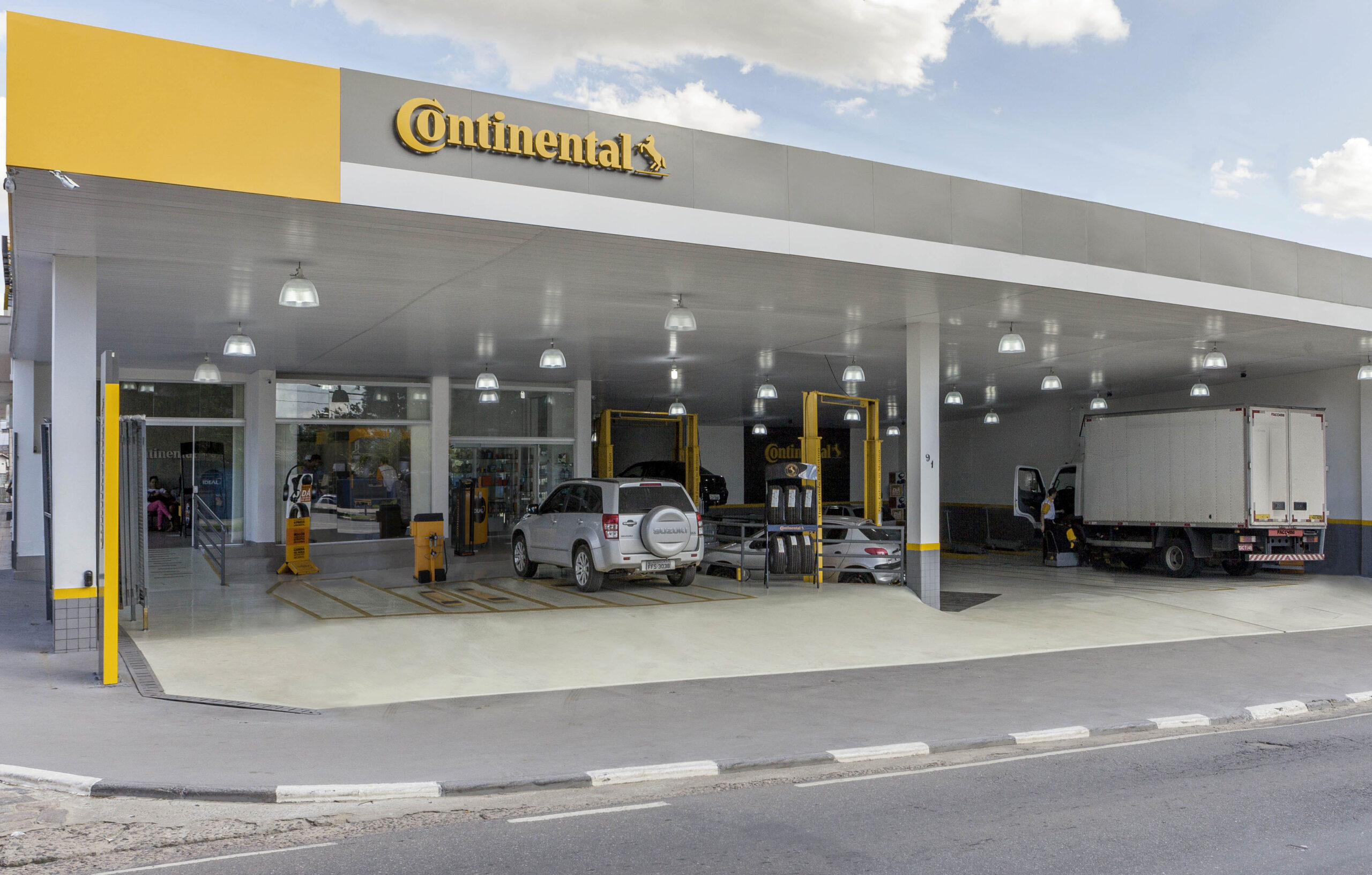 Continental firma parceria com a Kinsol para ter energia solar e estações de recargas para VEs em sua rede de lojas