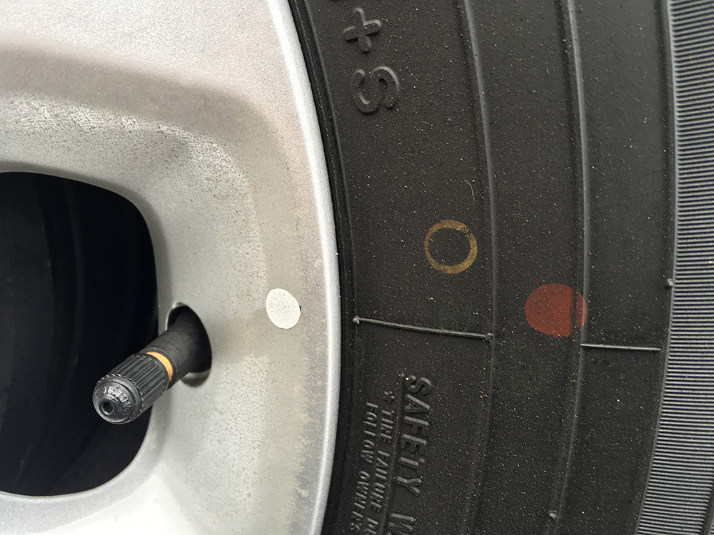 Um pequeno ponto com uma grande importância: entenda as marcações coloridas nas laterais dos pneus de passeio e de carga