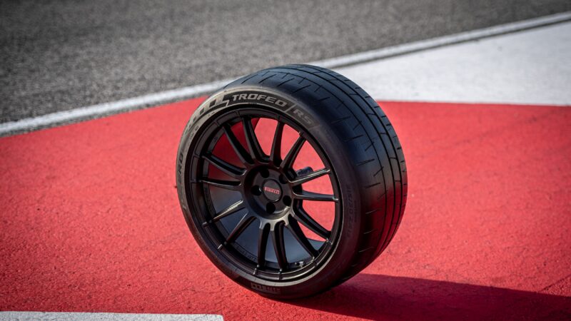 Pirelli lança no Brasil o pneu para veículos de alta performance P Zero™ Trofeo RS no Festival Interlagos Carros 2024