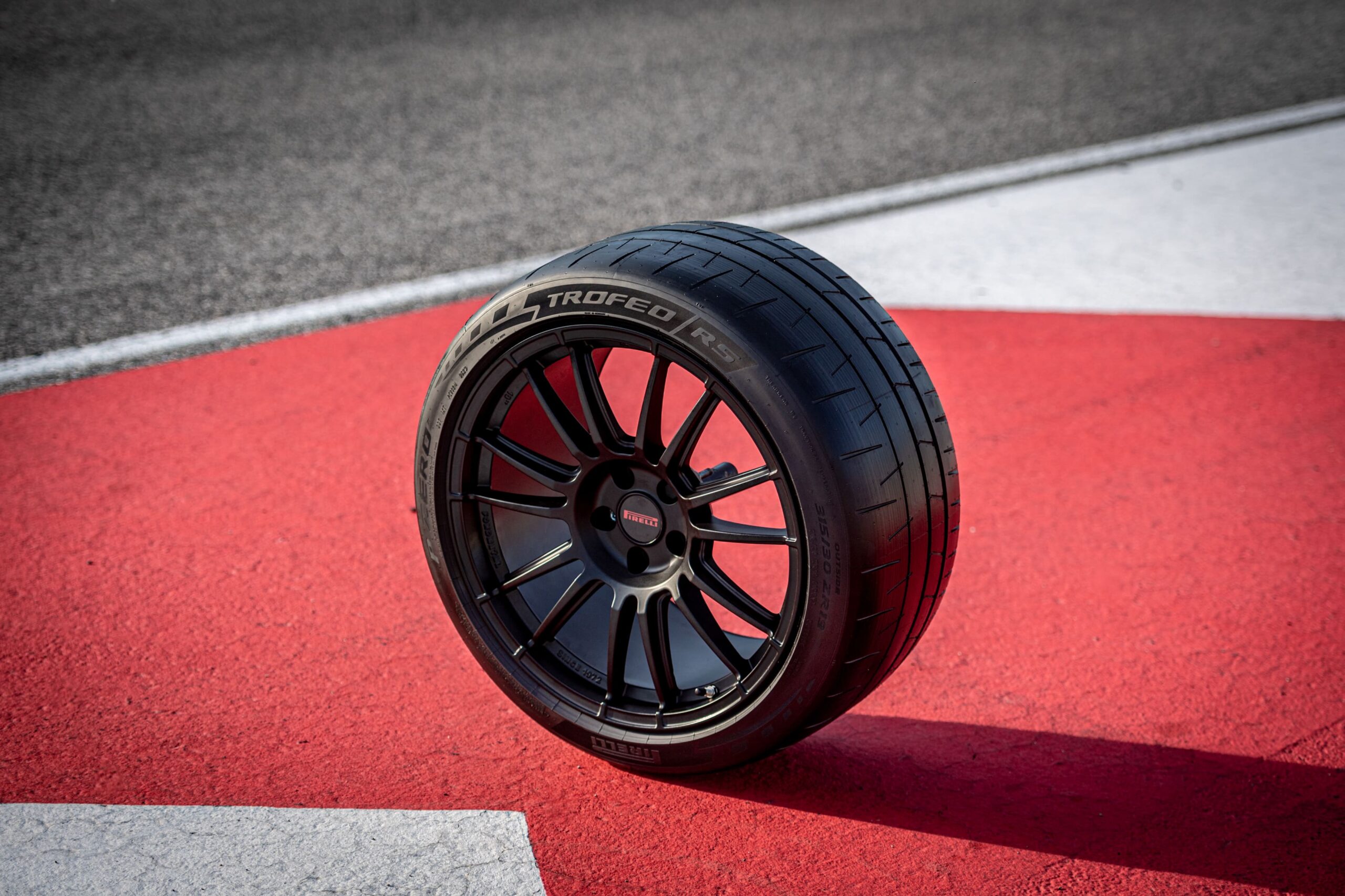 Pirelli lança no Brasil o pneu para veículos de alta performance P Zero™ Trofeo RS no Festival Interlagos Carros 2024